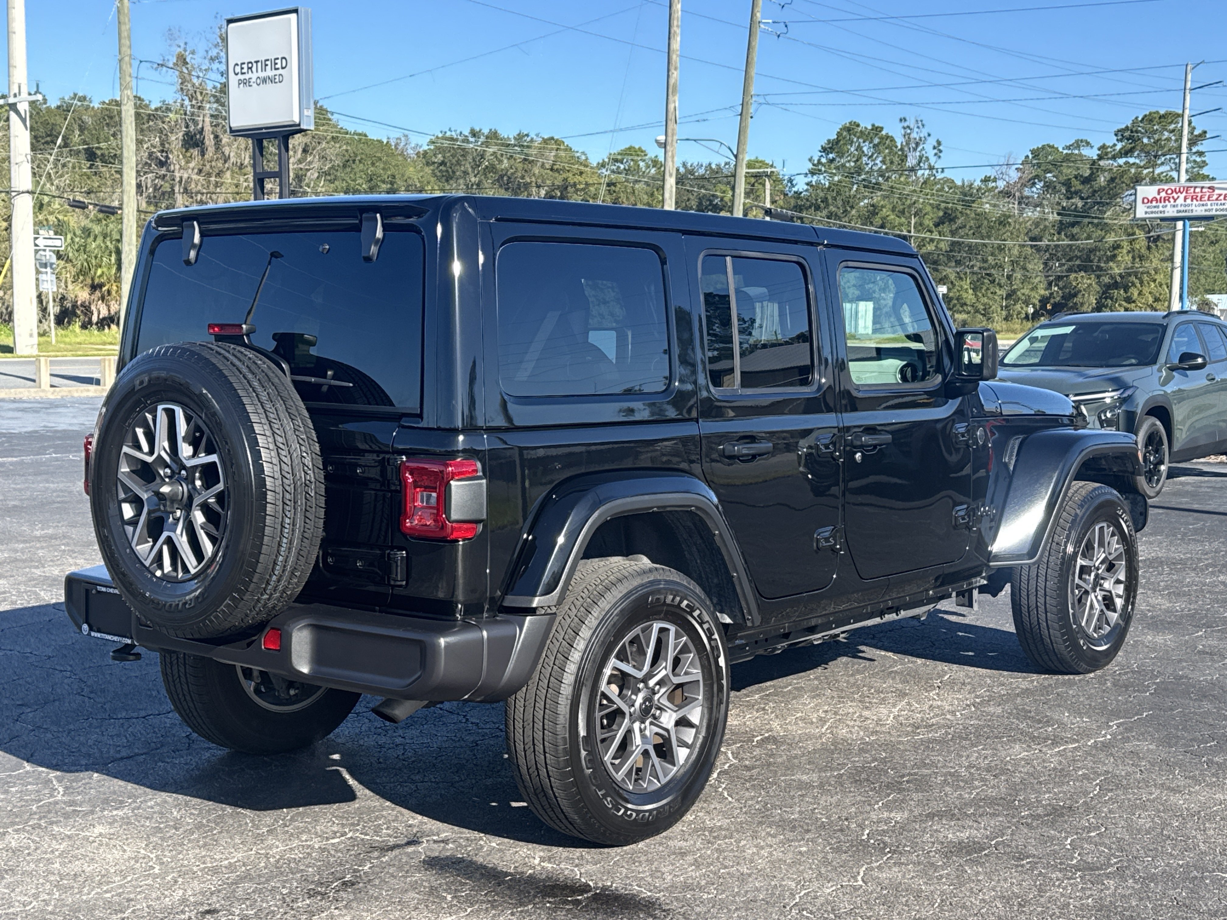 Used 2025 Jeep Wrangler Unlimited Sahara AWD/4WD image 9