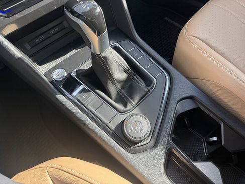 Used 2023 Volkswagen Tiguan SE image 18