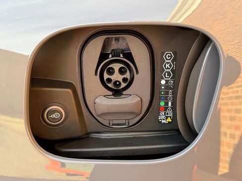 New 2025 Porsche Macan Electric RWD image 21