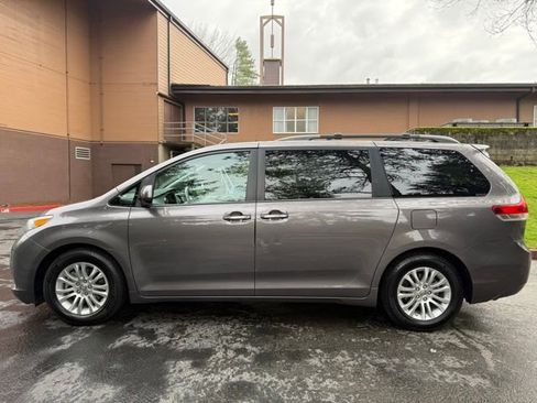Used 2013 Toyota Sienna XLE w/ Premium Pkg image 8