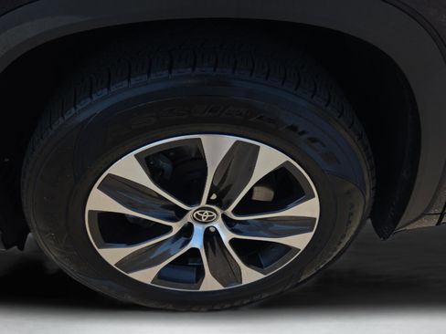 Used 2021 Toyota Highlander XLE image 10