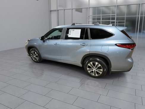 Used 2023 Toyota Highlander XLE image 6