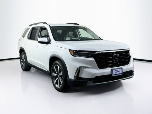 Used 2023 Honda Pilot Touring image 3