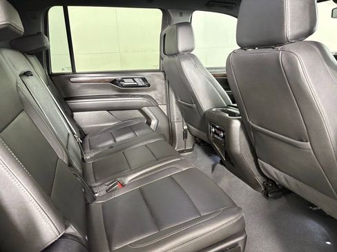 Used 2025 Chevrolet Suburban Z71 image 17