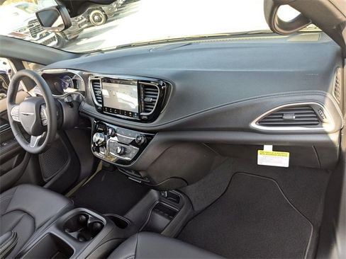 New 2026 Chrysler Pacifica Select image 41