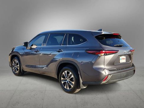 Used 2024 Toyota Highlander XLE image 6