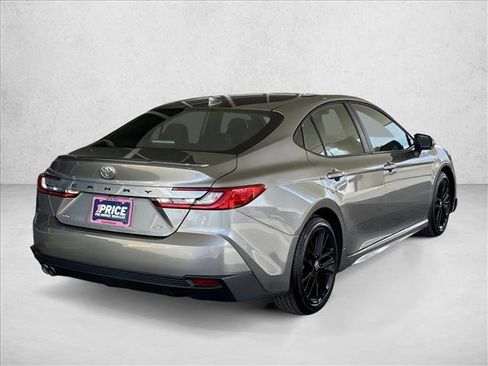 Used 2025 Toyota Camry SE image 6