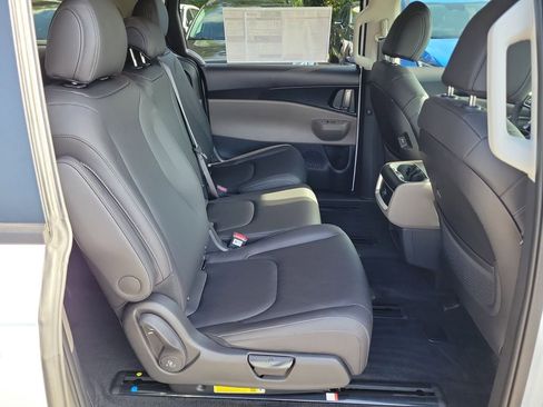 New 2026 Kia Carnival FWD image 12