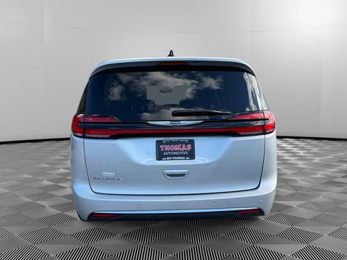 Used 2024 Chrysler Pacifica Touring-L image 6