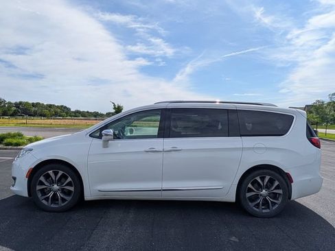 Used 2018 Chrysler Pacifica Limited w/ Tire & Wheel Group FWD image 2