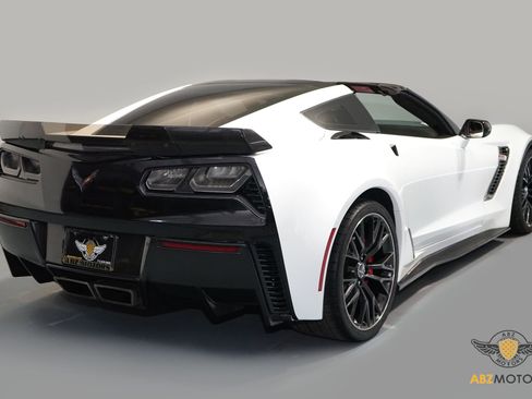 Used 2015 Chevrolet Corvette Z06 w/ 3LZ Preferred Equipment Group image 5