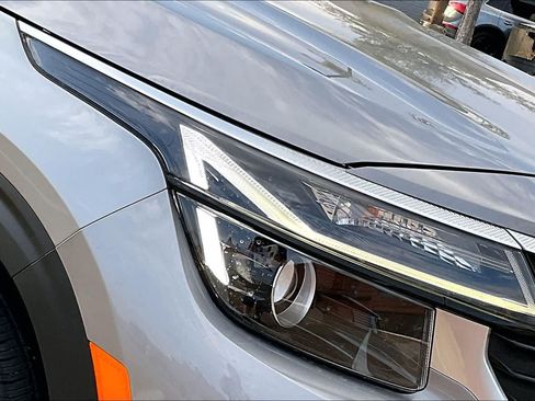 Certified 2024 Kia Seltos EX FWD image 28