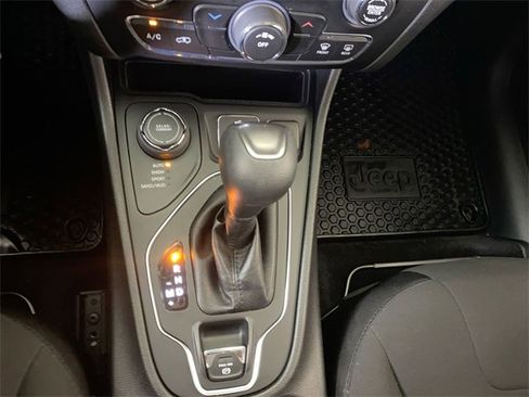Used 2019 Jeep Cherokee Latitude w/ Cold Weather Group image 41