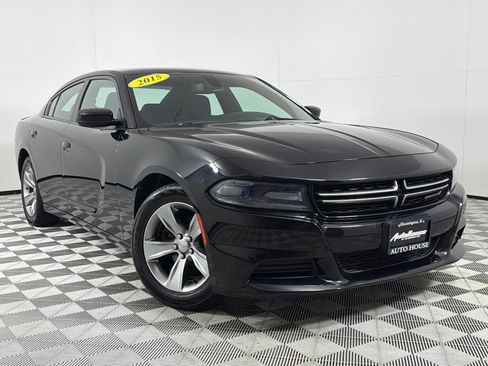 Used 2015 Dodge Charger SE w/ Sport Appearance Group image 2