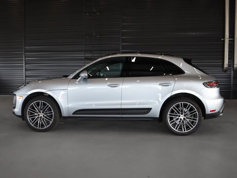 Certified 2026 Porsche Macan AWD/4WD image 2