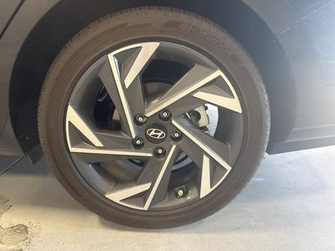 Used 2025 Hyundai Elantra SEL image 9