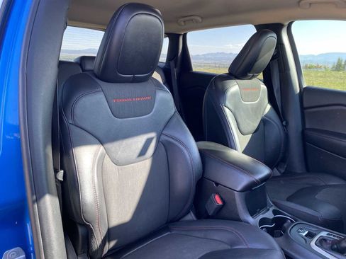 Used 2018 Jeep Cherokee Trailhawk AWD/4WD image 18