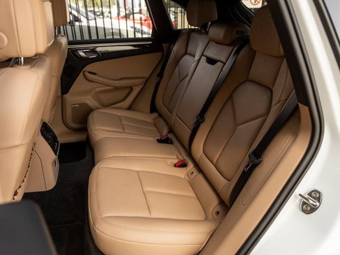 Certified 2024 Porsche Macan AWD/4WD image 36