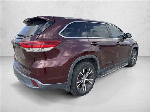Used 2019 Toyota Highlander LE FWD image 3