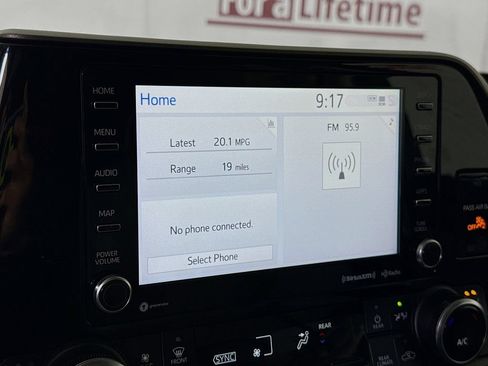 Used 2022 Toyota Highlander XLE AWD/4WD image 6