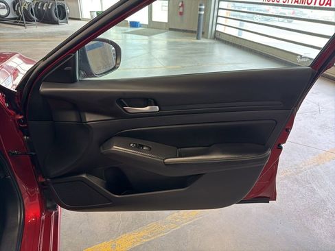 Used 2025 Nissan Altima 2.5 SV FWD image 32