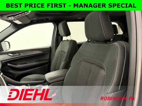 New 2025 Jeep Grand Cherokee Laredo w/ Luxury Tech Group I image 19