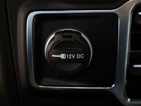 Used 2022 Jeep Wrangler Unlimited Sahara AWD/4WD image 30