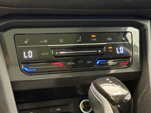 Used 2023 Volkswagen Tiguan SE w/ Panoramic Sunroof Package image 10