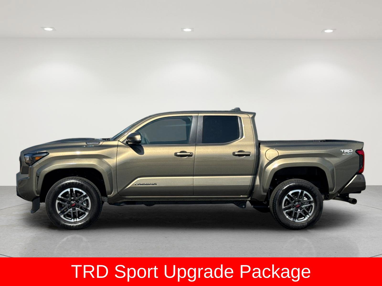 Used 2025 Toyota Tacoma TRD Sport w/ TRD Sport Upgrade Package AWD/4WD image 3