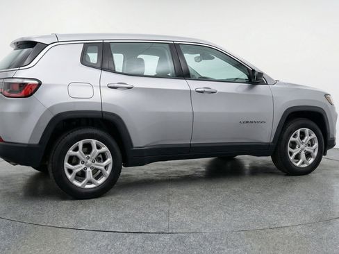 Used 2025 Jeep Compass Latitude image 9