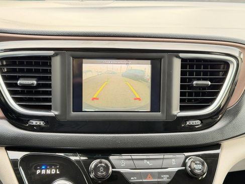 Used 2018 Chrysler Pacifica Touring-L image 21