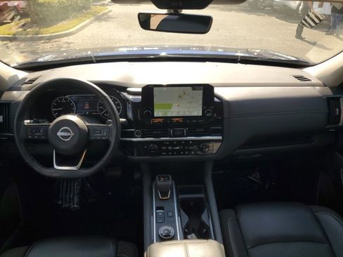 Used 2024 Nissan Pathfinder SL image 11