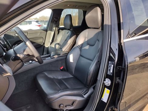 Used 2023 Volvo XC60 B5 Core image 2