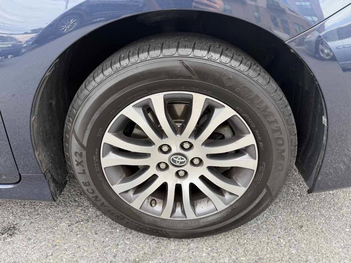 Used 2018 Toyota Sienna XLE Premium FWD image 34
