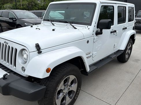 Used 2017 Jeep Wrangler Unlimited Sahara w/ Connectivity Group AWD/4WD image 7