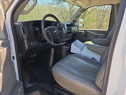 Used 2016 Chevrolet Express 2500 image 10
