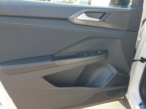 New 2026 Volkswagen Taos SE image 17