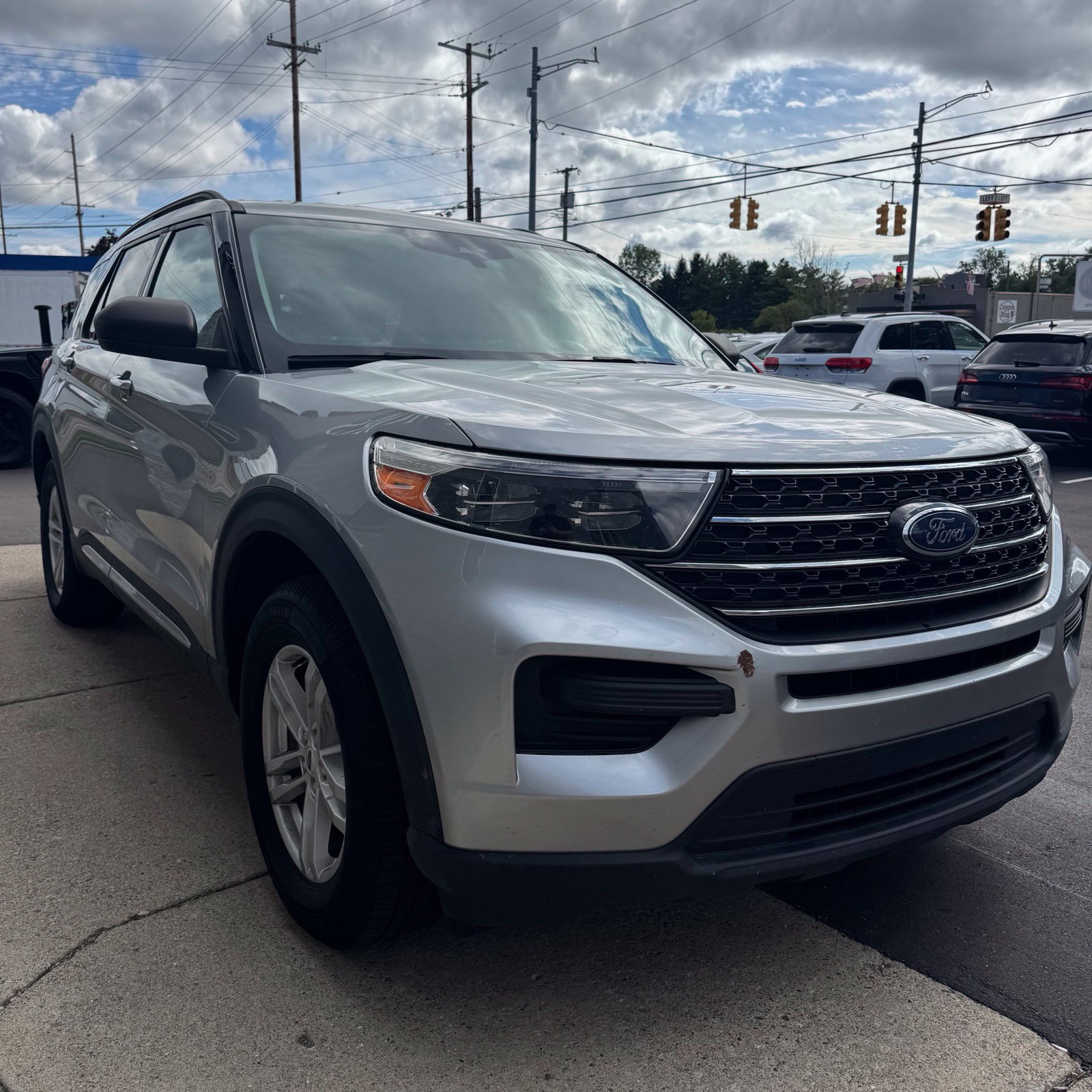 Used 2020 Ford Explorer XLT w/ Comfort Package AWD/4WD image 3