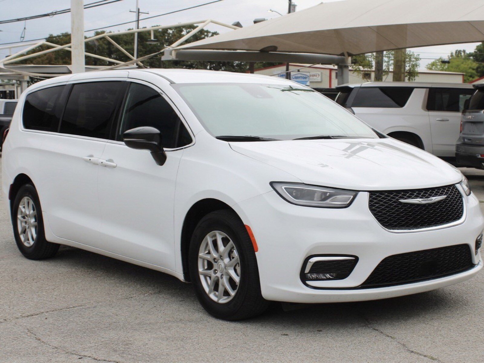 Used 2026 Chrysler Pacifica Select FWD image 2