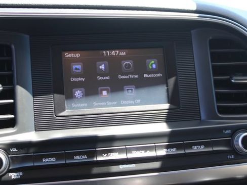 Used 2020 Hyundai Elantra SE FWD image 21