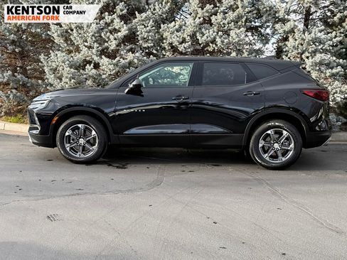 Used 2025 Chevrolet Blazer LT image 3