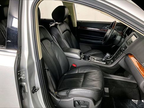 Used 2019 Lincoln MKT AWD image 7