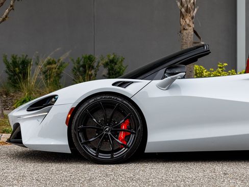 Used 2025 McLaren Artura Spider image 25