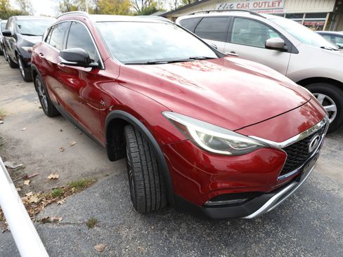 Used 2017 INFINITI QX30 Premium w/ Cargo Package image 4
