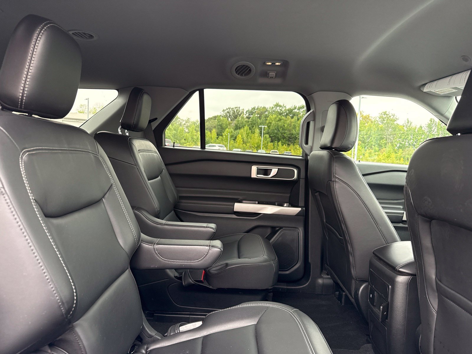 Used 2024 Ford Explorer XLT w/ Equipment Group 202A AWD/4WD image 17