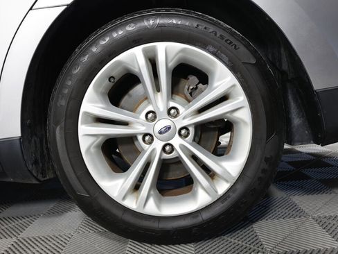 Used 2015 Ford Taurus SE image 8