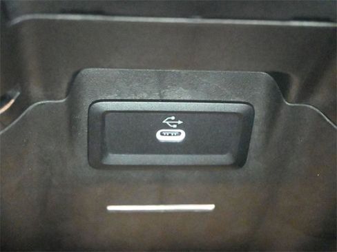 New 2025 Mercedes-Benz GLC 300 image 9