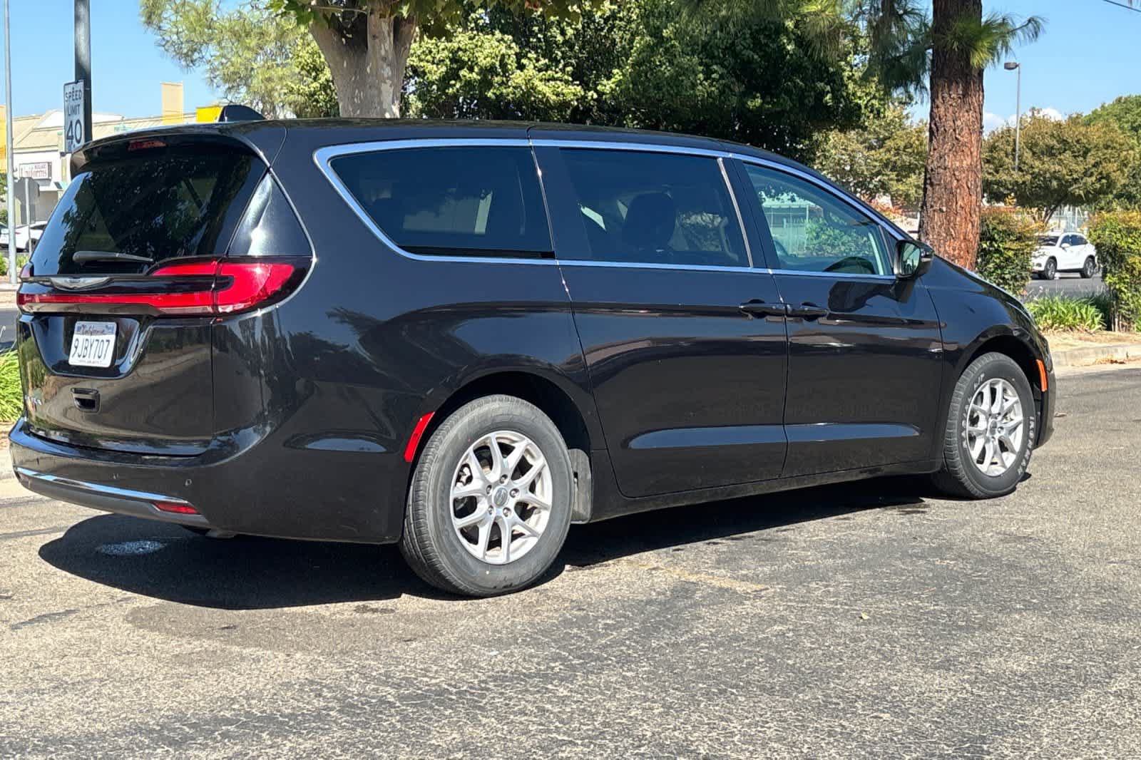 Used 2023 Chrysler Pacifica Touring-L FWD image 3