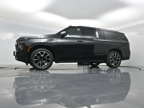 Used 2025 Chevrolet Suburban RST image 6