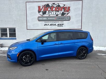 New 2026 Chrysler Pacifica Select w/ S Appearance Package